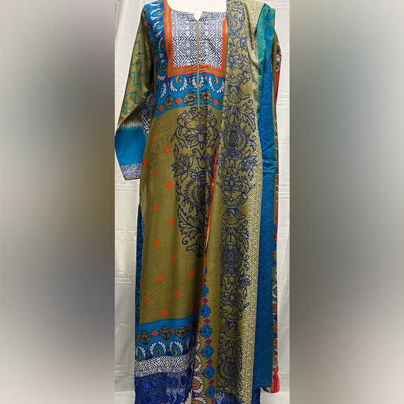 Like New Pakistani Lawn printed Kurta Chodidar 3 piece suit - Picture 3 of 6